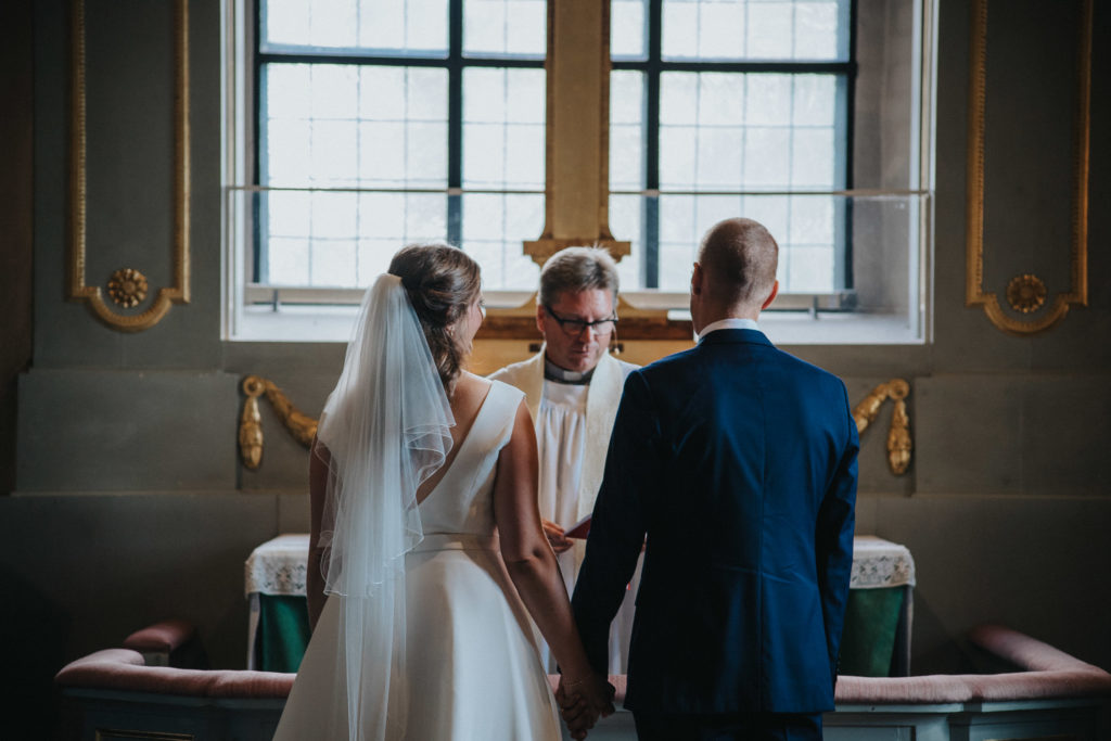 bröllop västerås, skerike kyrka, bröllop 2022 västmanland, bröllopsfotograf sverige rebecka thorell photography