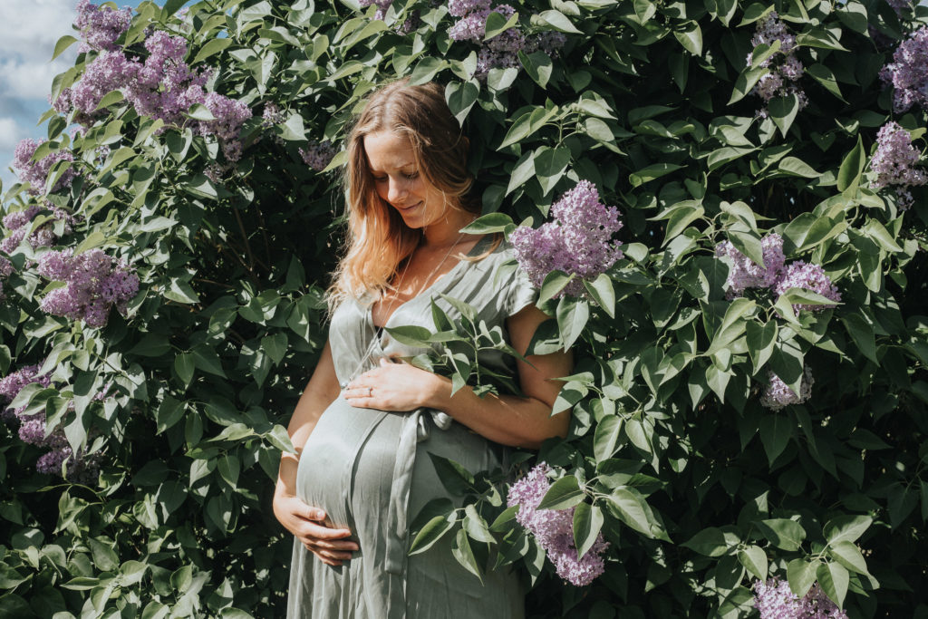 Gravidfotografering_syrenes_utomhus_dokumentärsfotografering_uppland-12-av-19-2