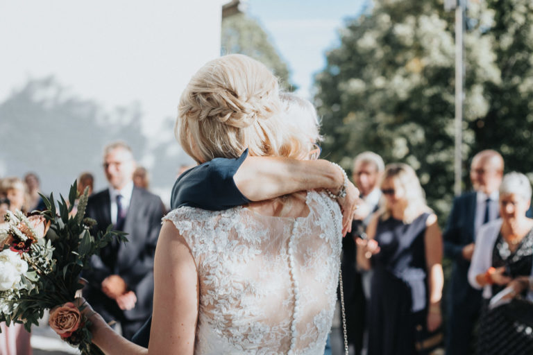bröllop 2019, bröllopbromma, ängsbykyrkan bromma, bröllopsfotograf 2021, avslappnat brudpar