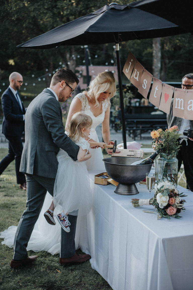 bröllop 2019, bröllopbromma, bromma, bröllopsfotograf 2021, avslappnat brudpar, kanaans trädgårds café