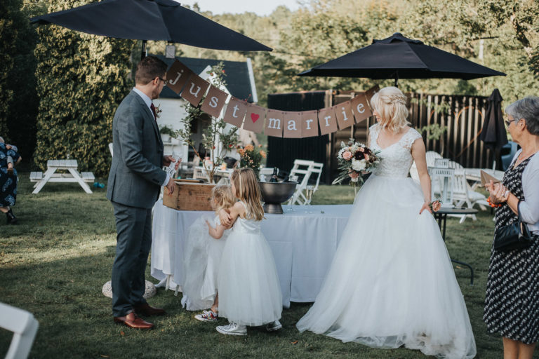 bröllop 2019, bröllopbromma, bromma, bröllopsfotograf 2021, avslappnat brudpar, kanaans trädgårds café
