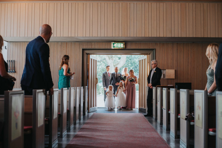 bröllop 2019, bröllopbromma, ängsbykyrkan bromma, bröllopsfotograf 2021, avslappnat brudpar