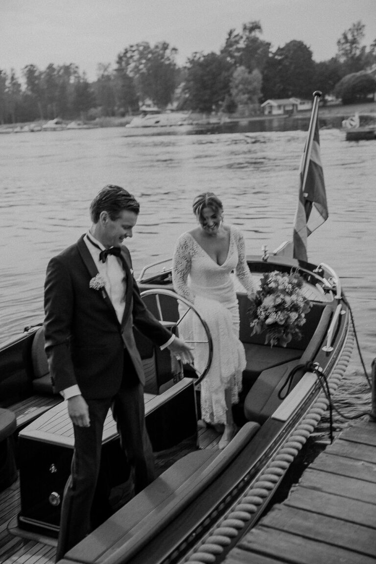 Skärgårdsbröllop Djurö Kyrka, bröllopsgäster, bröllopsmingel, bröllopsfotograf sverige, brudpar åker båt