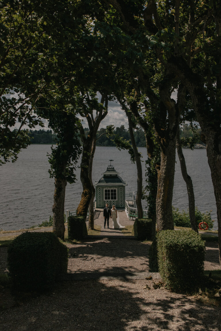 bröllopsfotograf enköping, brudpar grönssö slott utanför enköping en varm julidag