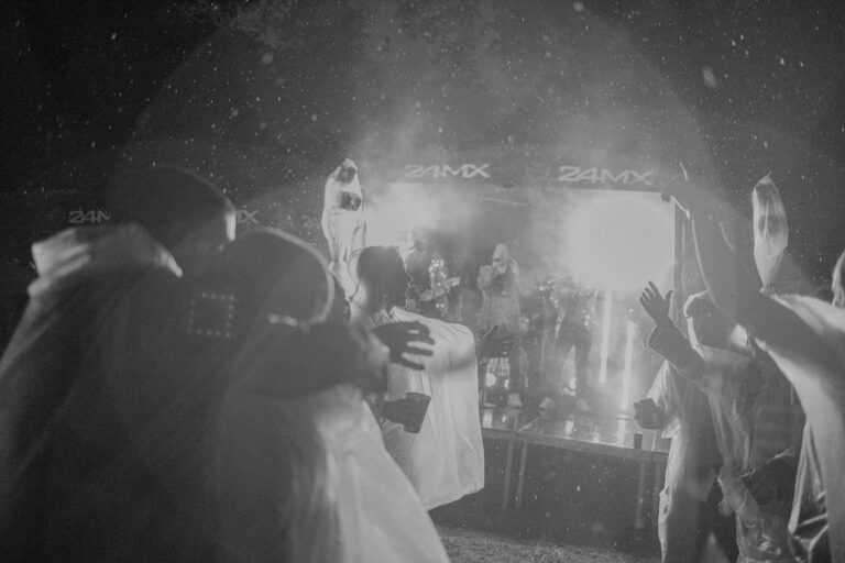 bröllopsfest, regn på bröllop, bröllopsgäster, bröllopsfotograf sverige