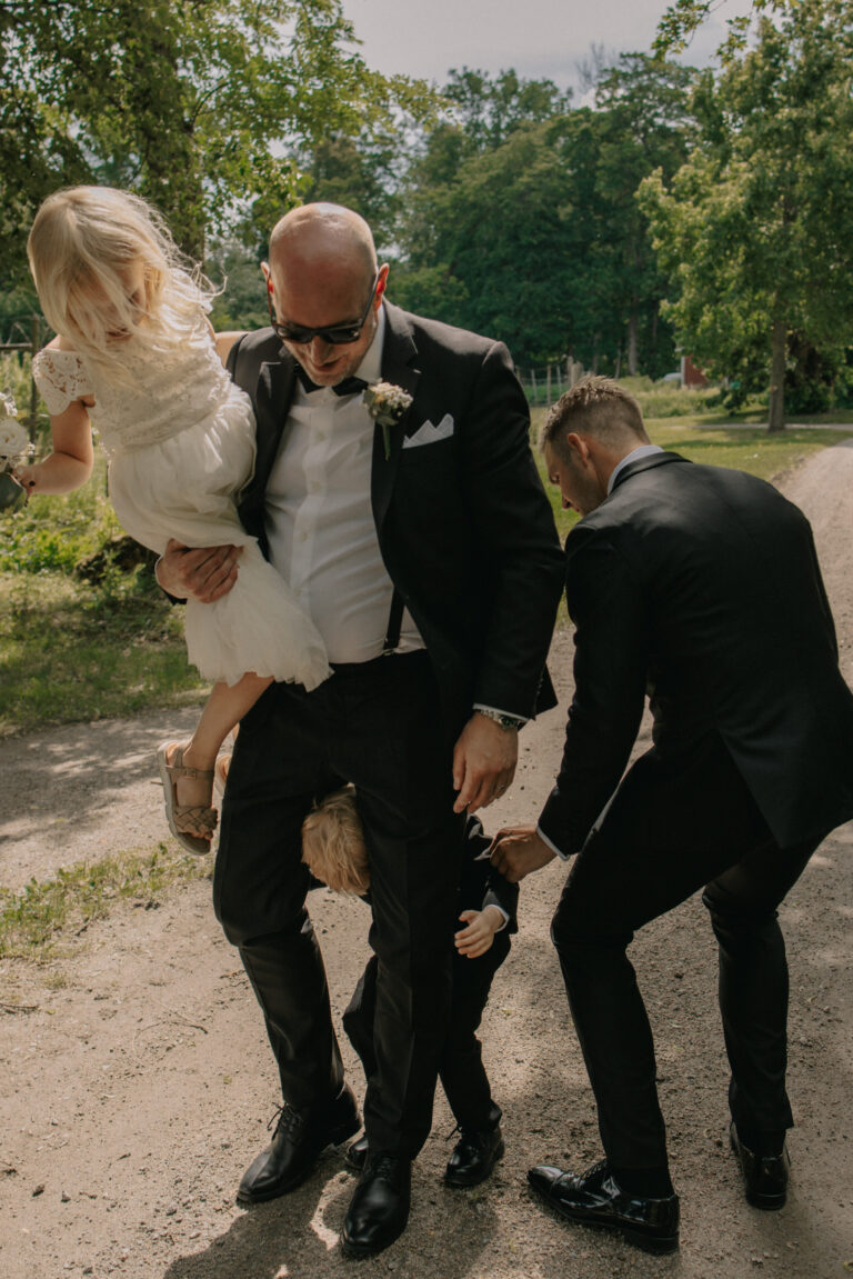 brudpar med barn, bröllop med barn, bröllopsfotograf enköping, bröllopsfotograf västerås, bröllopsfotograf sverige, bröllopsporträtt grönsöö slott