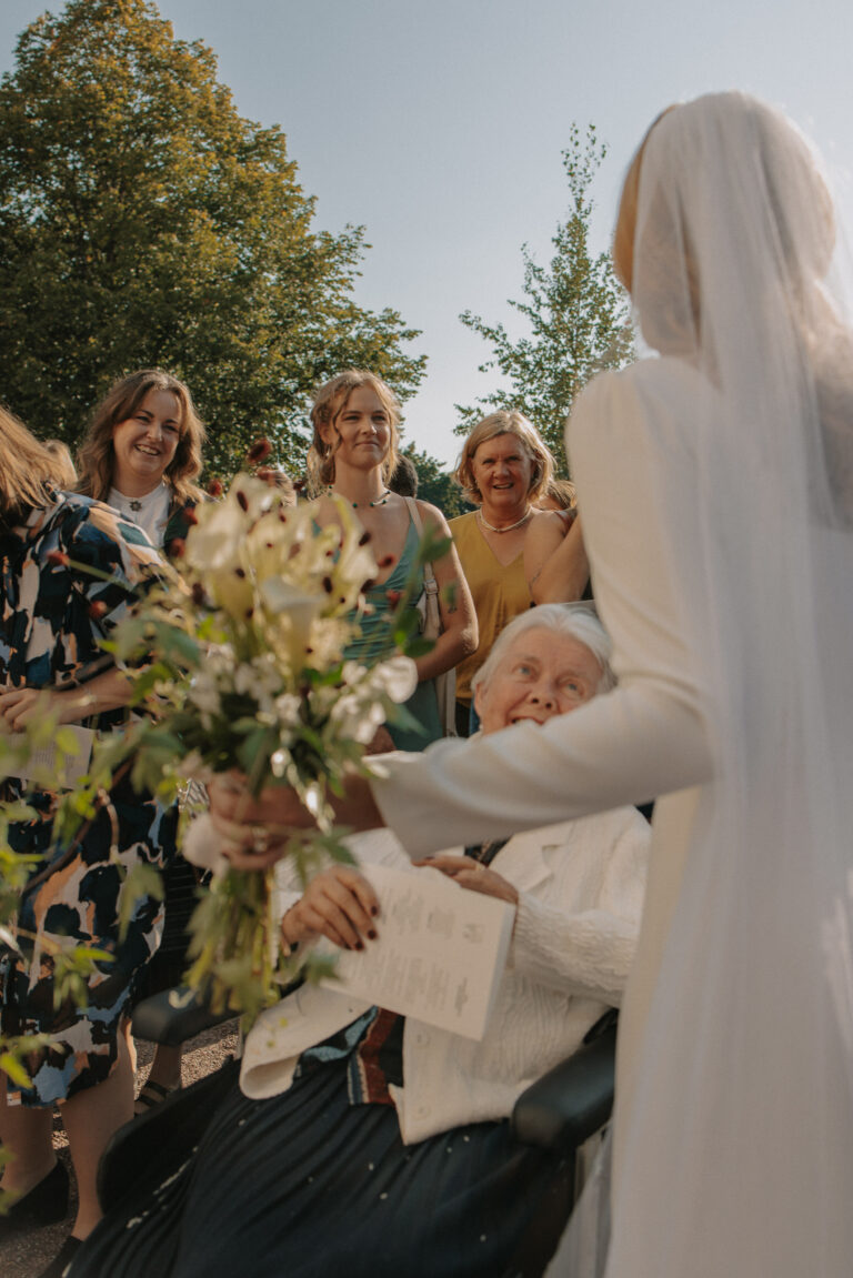bröllop med äldre släktingar, bröllop dalarna, septemberbröllop, bröllopsfotograf dalarna
