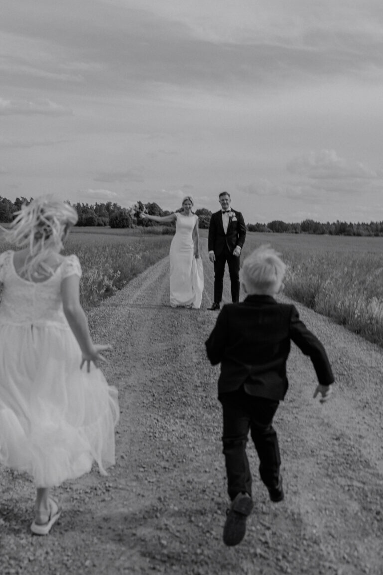brudpar med barn, bröllop med barn, bröllopsfotograf enköping, bröllopsfotograf västerås, bröllopsfotograf sverige